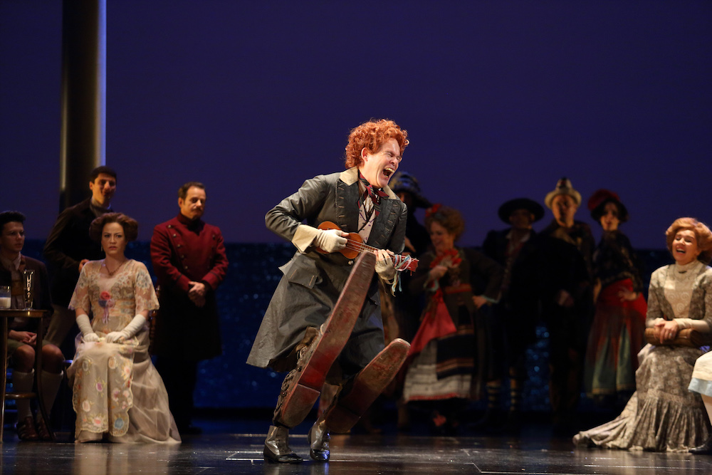Gerald-Finley-as-the-Leader-of-the-Players-in-Death-in-Venice-c-ROH-2019