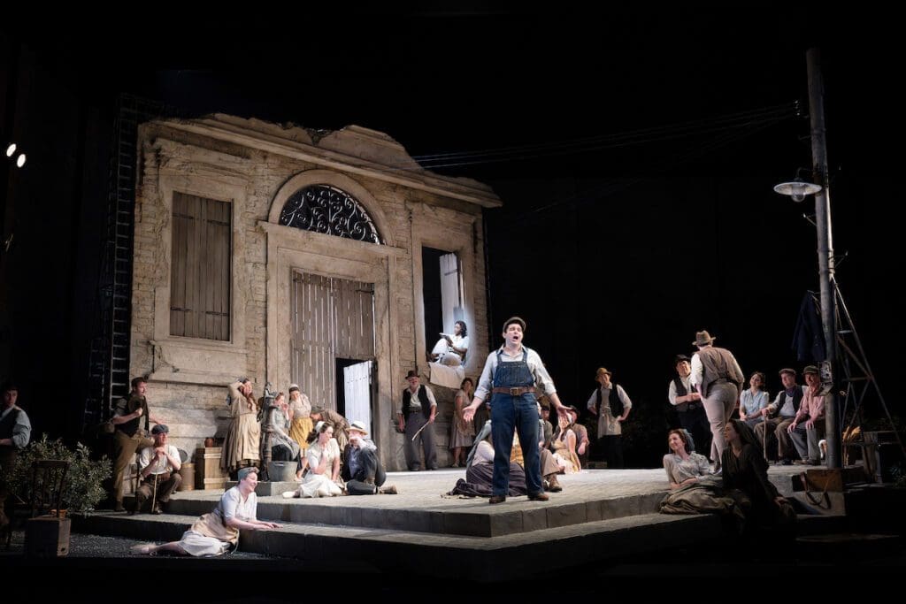 L'elisir d'amoreNemorino-Matteo-Desole-Adina-Nardus-Williams-and-members-of-the-Glyndebourne-Chorus