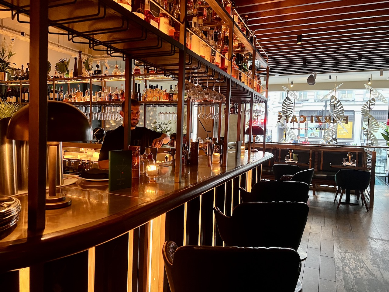 Bar Farzi Cafe