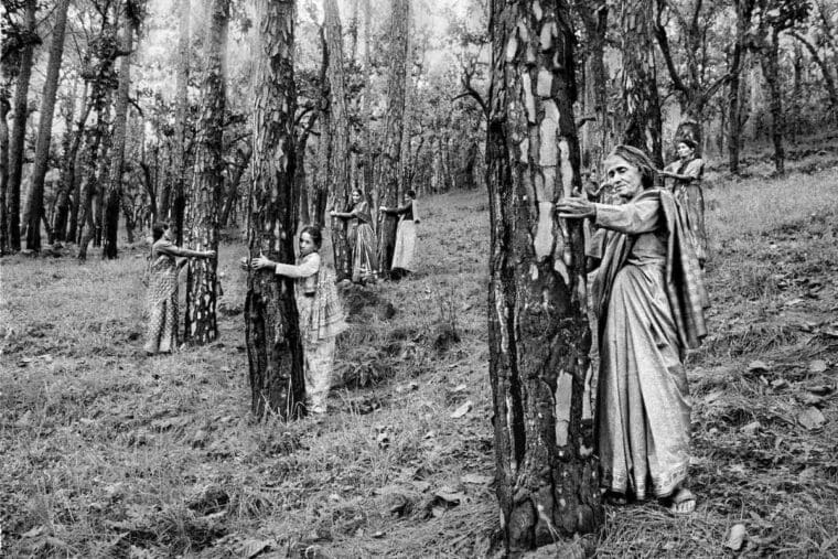 Pamela Singh, Chipko Tree Huggers of the Himalayas #4, 1994 &copy; Pamela Singh Courtesy of sepiaEYE