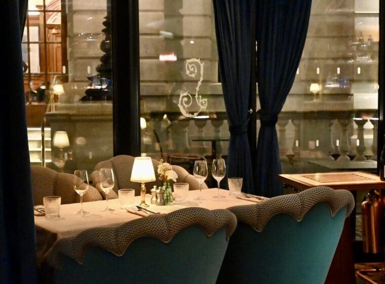 Café Lapérouse London table