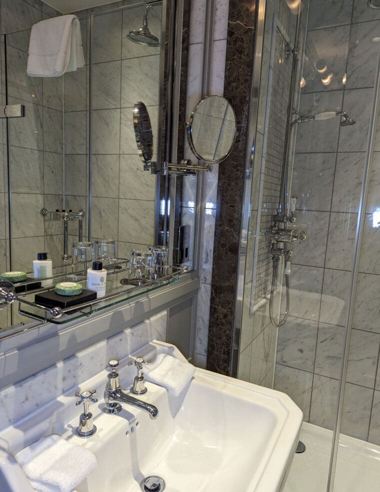 11-Cadogan-Gardens-Bathroom