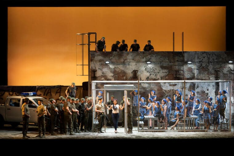 Carmen (Rihab Chaieb) and Glyndebourne Chorus
