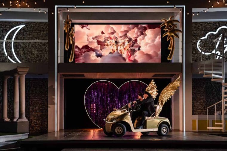 The gold golf bugee in Plat&eacute;e &copy; Julian Guidera