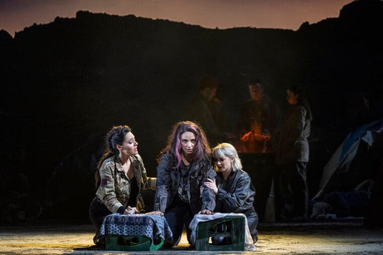 Mércèdes (Kezia Bienek), Carmen (Rihab Chaieb), and Frasquita (Elisabeth Boudreault).