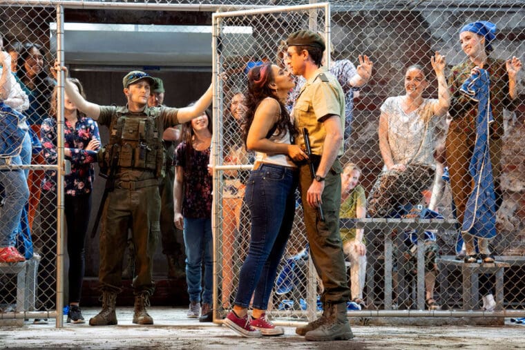 Moralès (Alex Otterburn), Carmen (Rihab Chaieb), Zuniga (Dingle Yandell) and Glyndebourne Chorus (rear).