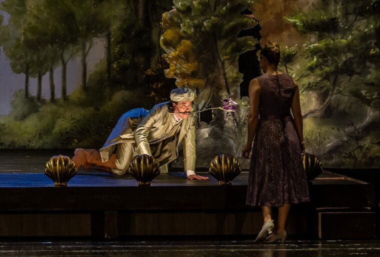 ANDRÈ SCHUEN (Guglielmo), SAMANTHA HANKEY (Dorabella) in Così fan tutte (c) ROH 2024. Photographed by Clive Barda
