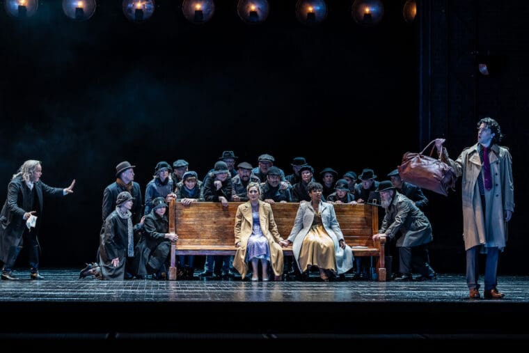 SAMANTHA HANKEY (Dorabella), GOLDA SCHULTZ (Fiordiligi) in Così fan tutte (c) ROH 2024. Photographed by Clive Barda (1)