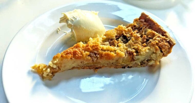 Tart with clotted cream