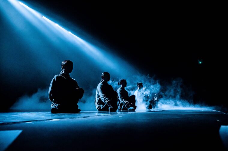 HUMANHOOD - Infinite - seated dancers - image credit Jesus Polo