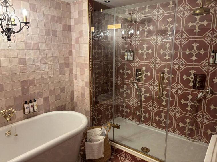 The White Hart  bathroom