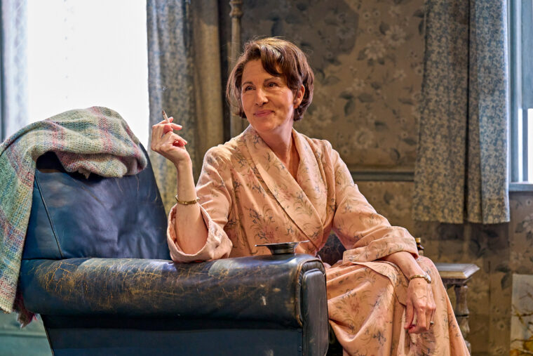 Tamsin Greig (Hester Collyer)
