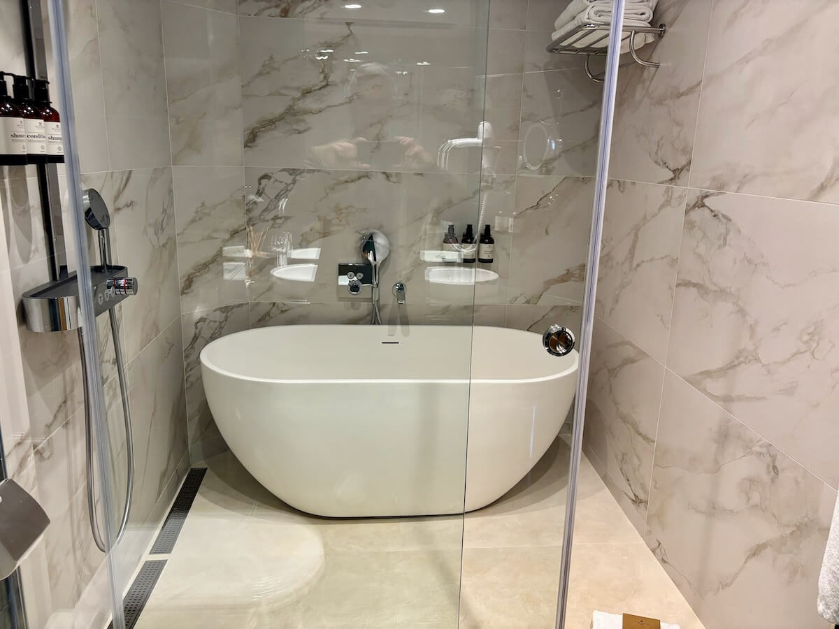 NH Collection Madrid Paseo del Prado bath
