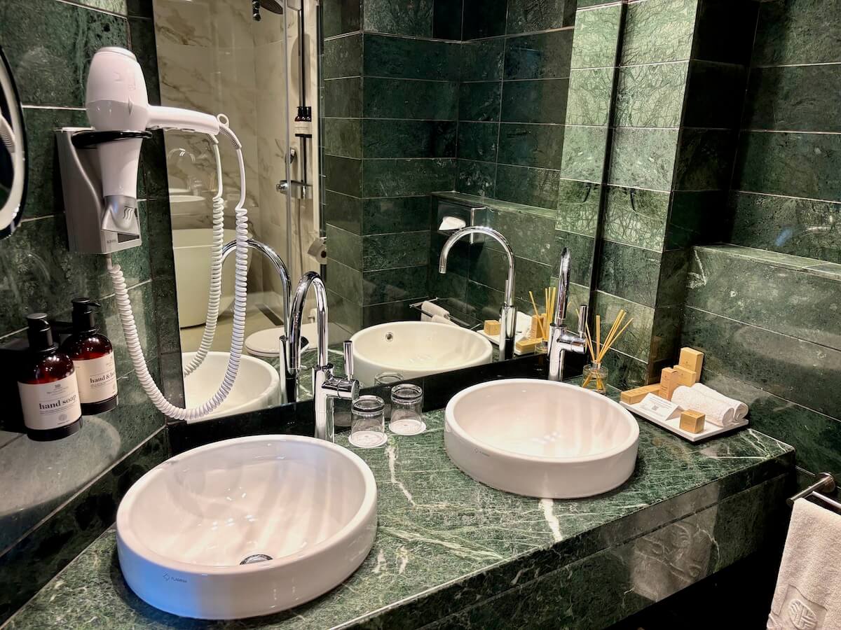 NH Collection Madrid Paseo del Prado bathroom