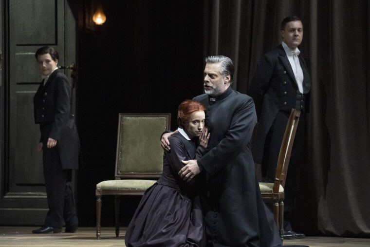 Parsifal cast Glyndebourne 2025 - Kundry being comforted