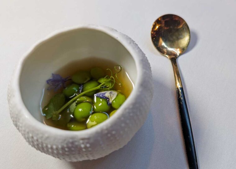 Peas in dashi Pied à Terre