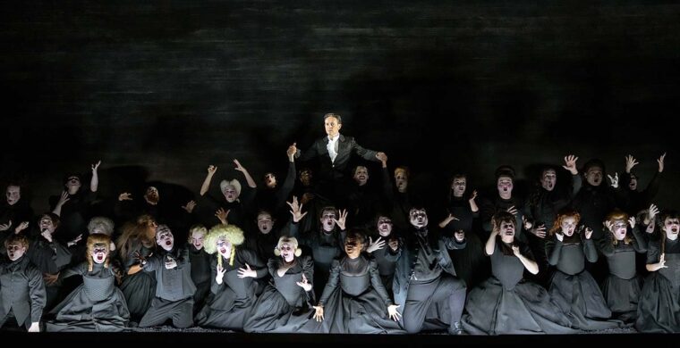 David (Iestyn Davies) and members of the Glyndebourne Chorus, Saul,, Glyndebourne Festival 2025
© Glyndebourne Productions Ltd. Photography by ASH