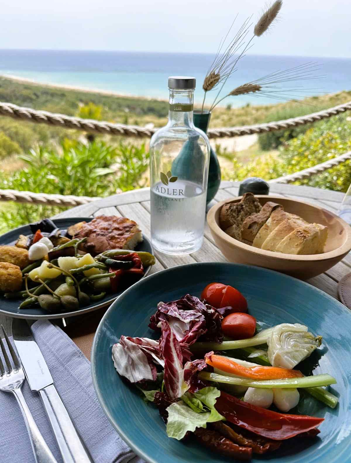 ADLER Spa resort Sicilia serves lunch in the Osteria restaurant, overlooking the sea. The freshly prepared dishes are excellent
