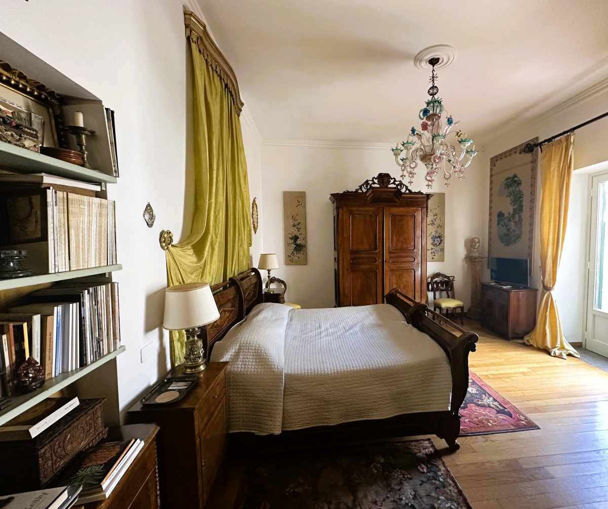La Bella Palermo has four en-suite bedrooms with antique furniture, objets d'art and wall hangings and paintings