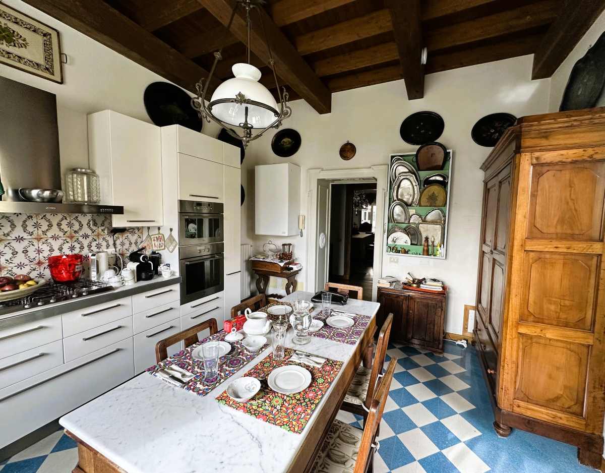 La Bella Palermo has a fully functioning eat-in kitchen