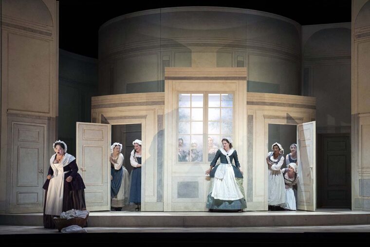 Marcellina (Madeleine Shaw), Susanna (Johanna Wallroth) and members of the Glyndebourne Chorus. Le nozze di Figaro, Glyndebourne Festival 2025
© Glyndebourne Productions Ltd. Photography by Richard Hubert Smith