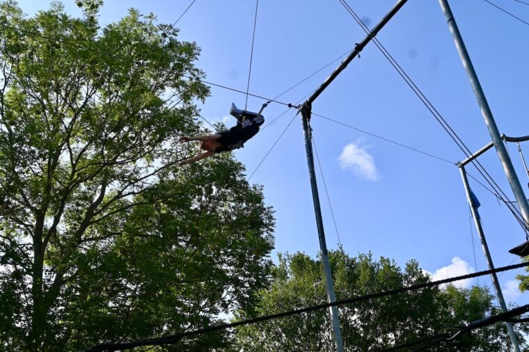 Beau mid air - Gorilla Circus Trapeze School
