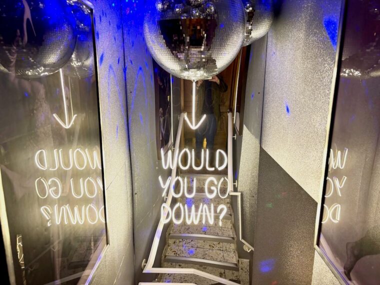 Jacuzzi disco loo