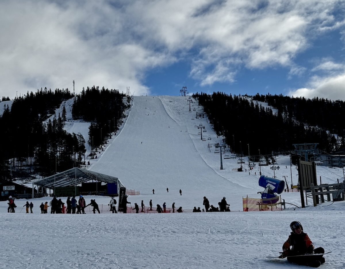 Looking up the mountain from the square in Tandådalen
