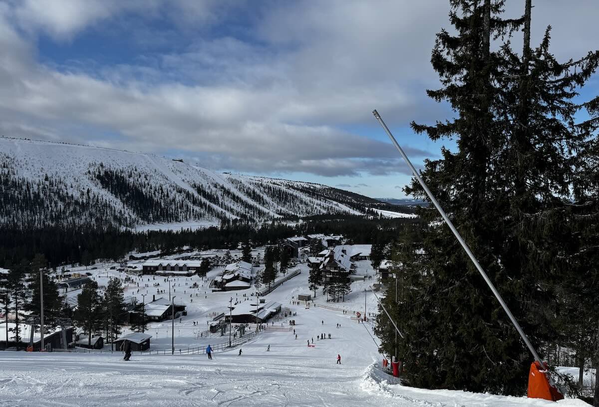 Skiing down to the square at Tandådalen