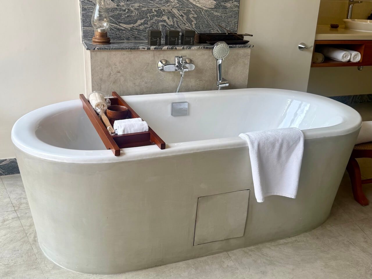 Bath at pPoll Villa Anantara Peace Haven