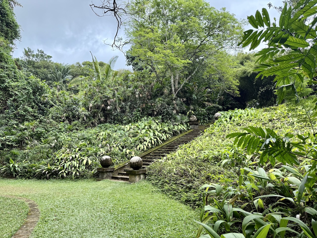 Brief Bevis Bawa's gardens Bentota