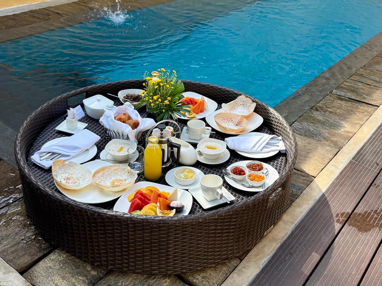 Floating breakfast Anantara Kalutara