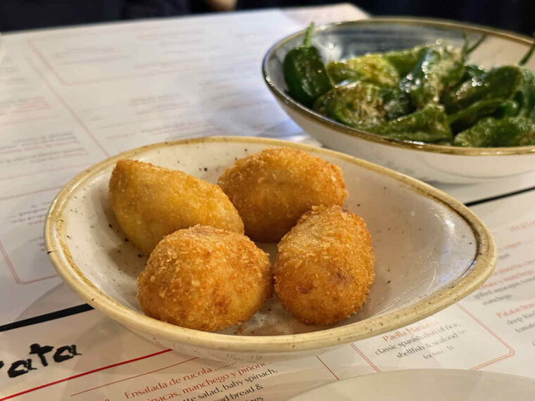Croquetas de jamón Ibérico: ham croquettes appetiser served at London tapas restaurant El Pirata of Mayfair.