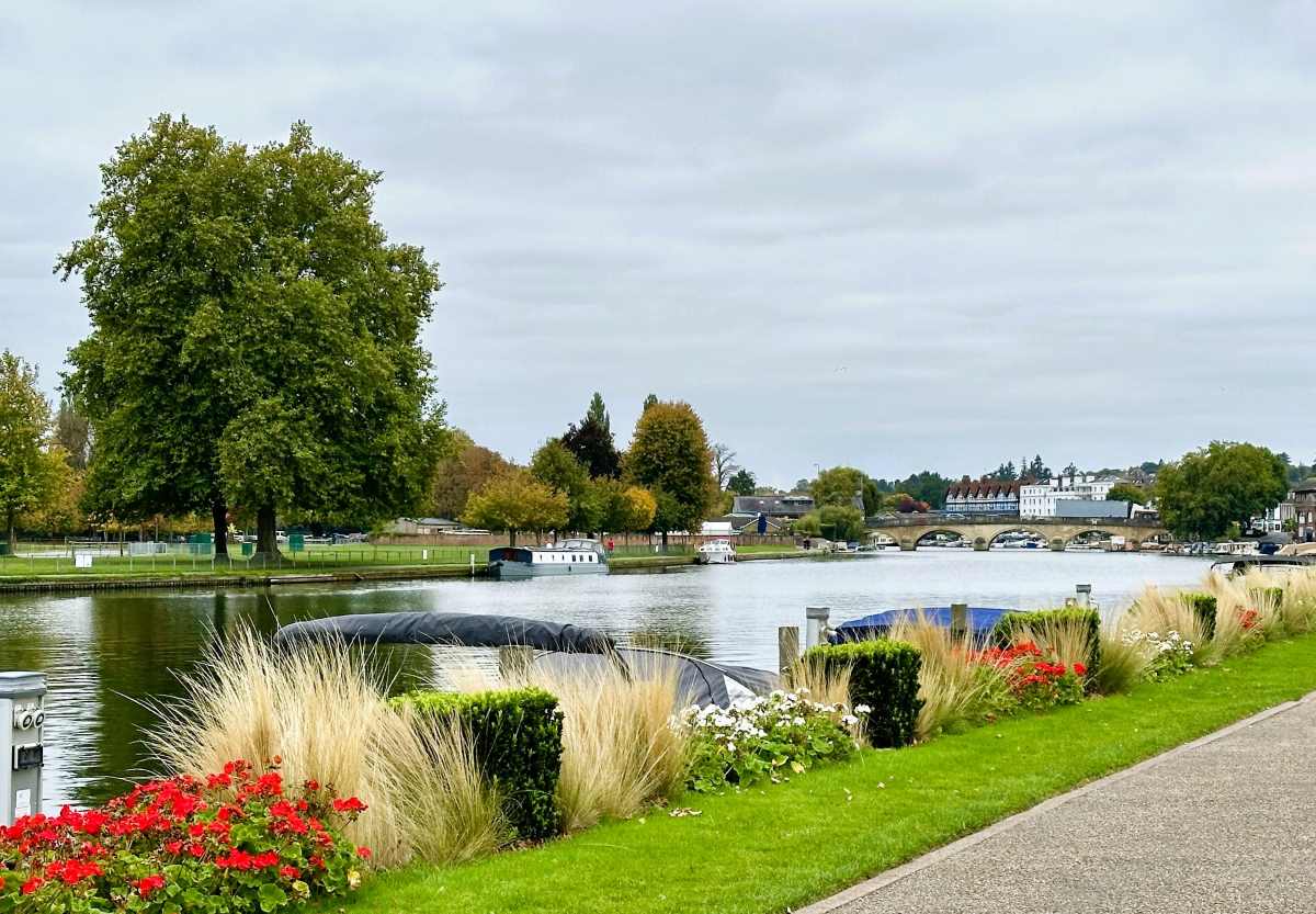 Henley-on-Thames walk along the river