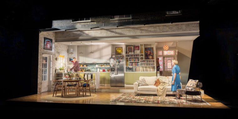 Clive Owen (Alfie) and Saskia Reeves (Julie) in End at the National Theatre. Photographer Marc Brenner 05014
