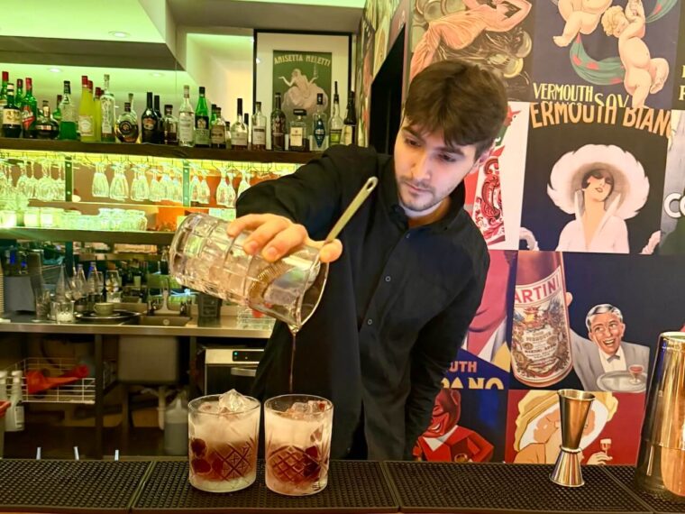 Mele e Pere barman making negronis