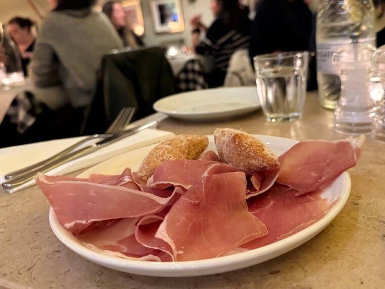 Prosciutto crudo and gnocchi fritti at Mele Pere