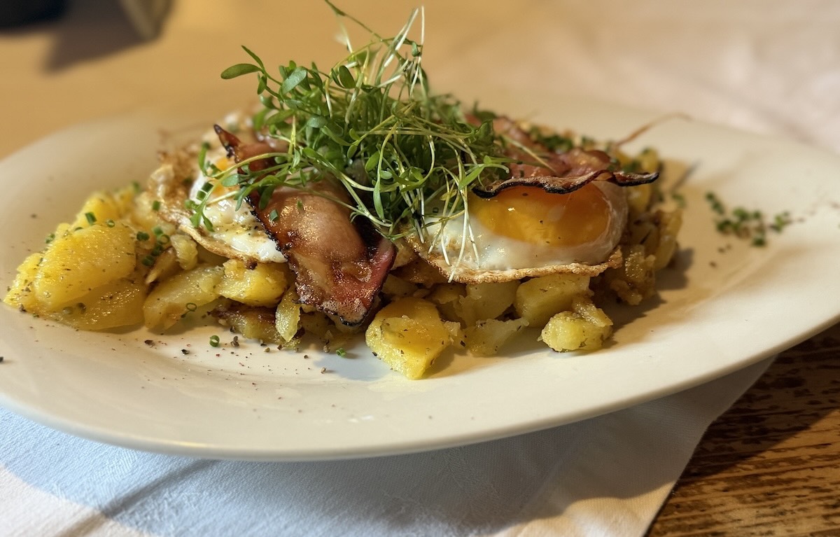 Roast Potatoes with bacon & fried eggs Gampe Thaya