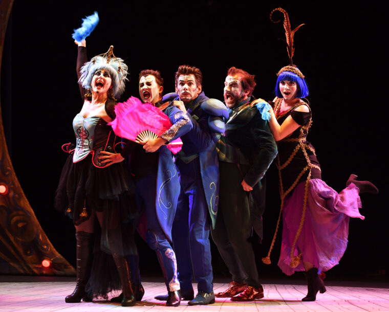 Full cast, The Opera Locos. Image Credit Março 2023