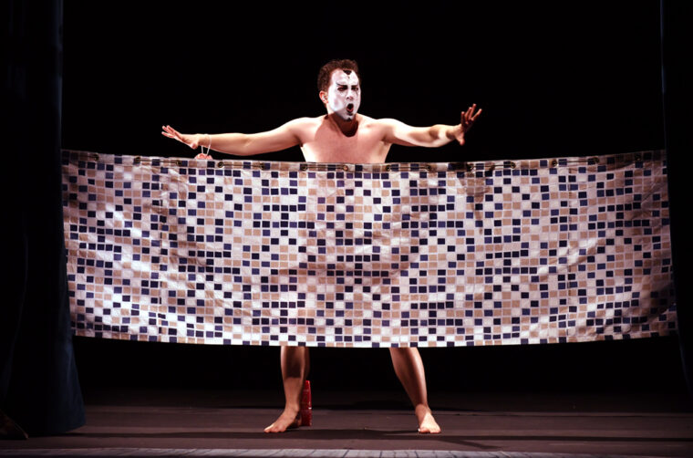 Franelli in the shower, The Opera Locos, Image Credit Março 2023 - CG