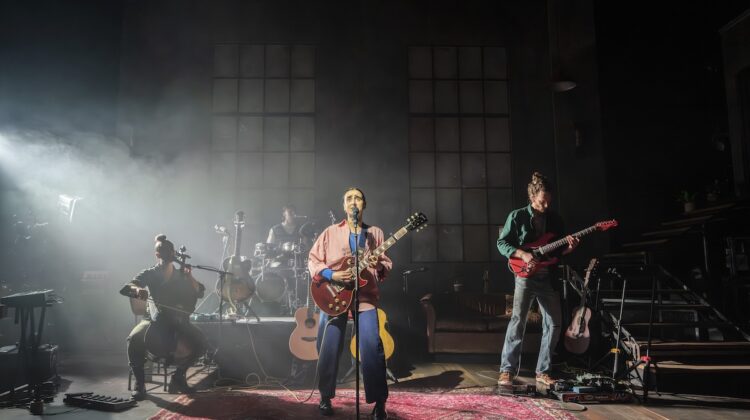 Cast of Manic Street Creature. Image credit Johan Persson