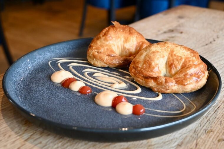 Prawn curry puffs