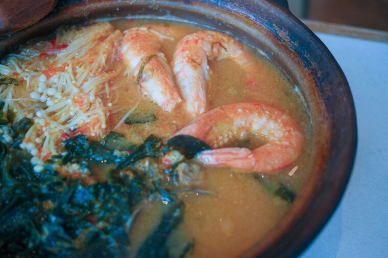 Zao Po Cu Claypot with Clams, Prawns, Enoki Mushrooms, Seaweed and Glass Noodles