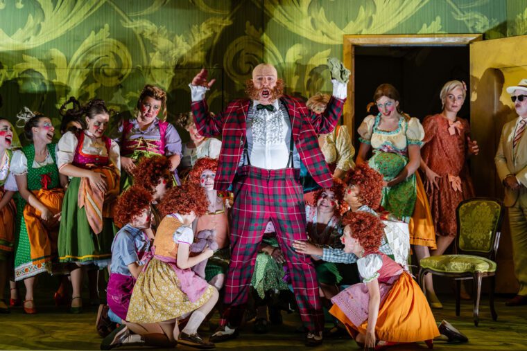 Der Rosenkavalier, Garsington Opera. - Baron Ochs with the chorus
