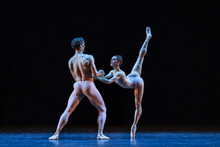 Marianela Núñez performs a split arabesque supported by Lukas B. Brændsrød,