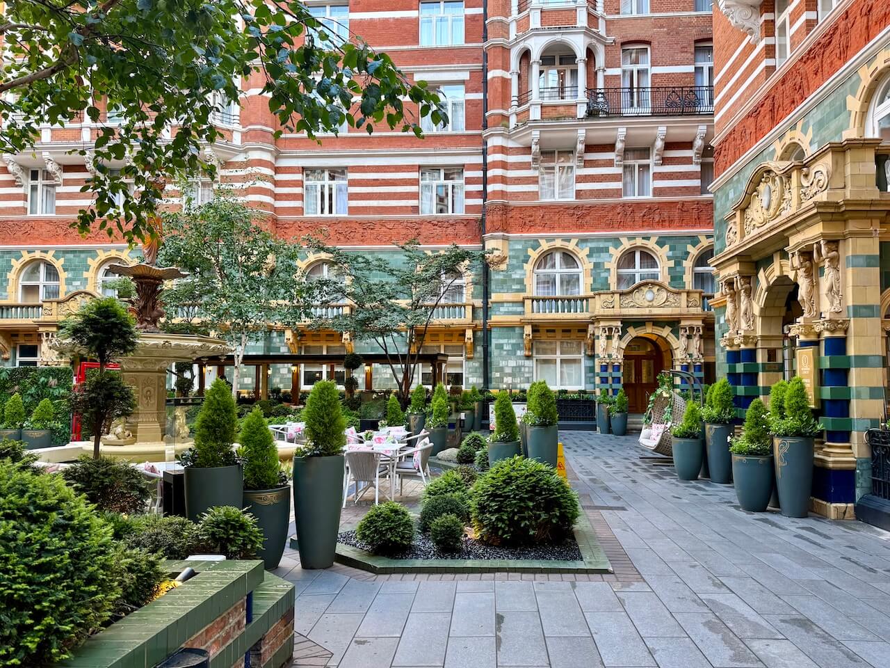 Courtyard St. James' Court, A Taj Hotel