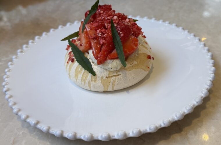 The Chalk meringue with strawberries dessert