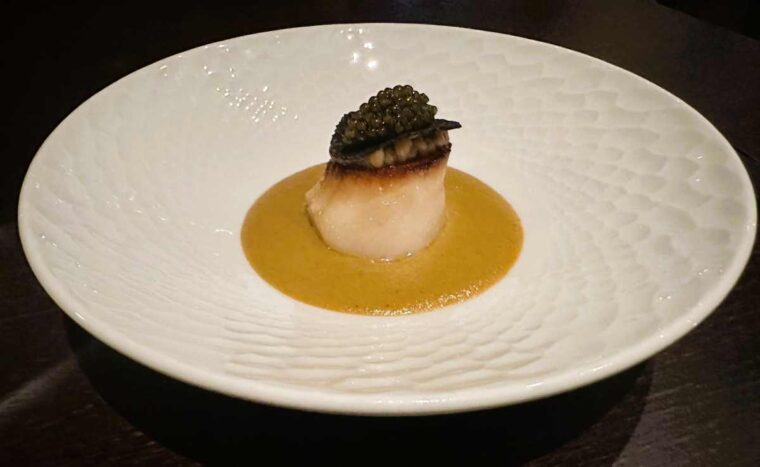 Tresind Orkney scallop varuval, Kristal caviar, black truffle