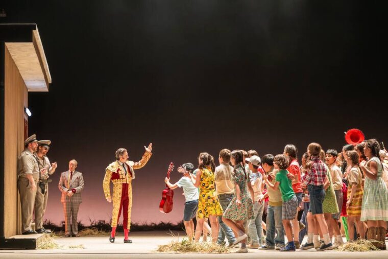 Escamillo and chorus-ROH Carmen 2026 &copy;Mihaela Bodlovic (313)